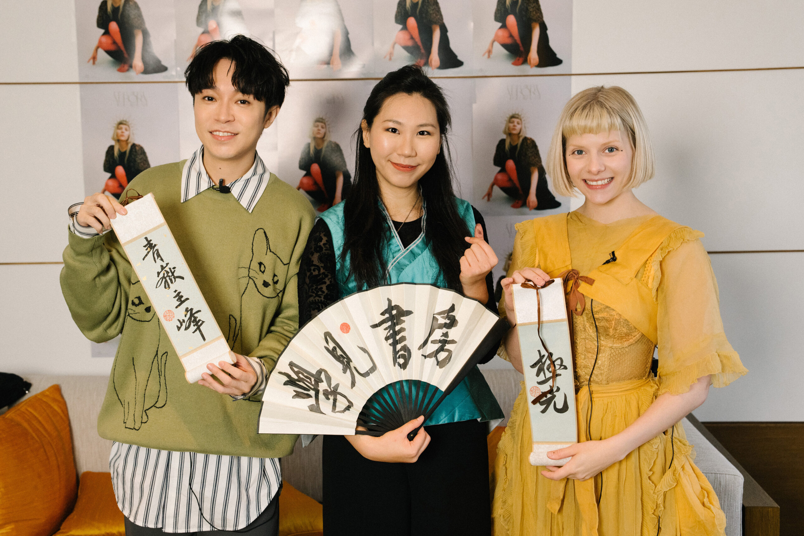 吳青峰左與歐若拉右 手拿書法老師teresa中贈送的禮物 環球音樂提供 scaled 1.jpg